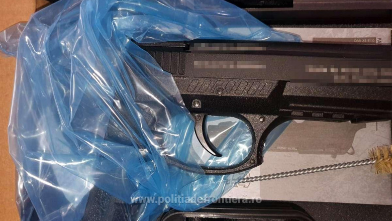 1.200 de pistoale suspectate a fi letale, gasite de politistii de frontiera intr-un camion care venea din Ucraina Imagine