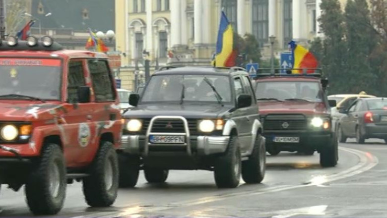 1 Decembrie pe patru roti. Membrii unei asociatii off-road au defilat cu masinile prin Oradea Imagine