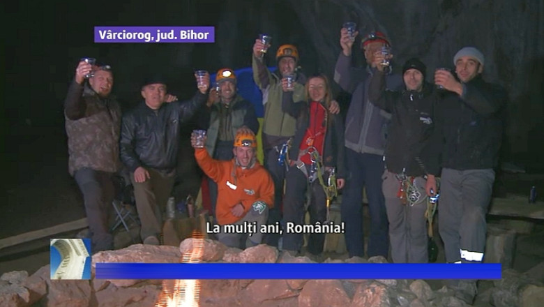 1 Decembrie preistoric: Un grup de turisti si speologi si-au petrecut Ziua Nationala in pestera din Varciorog Imagine