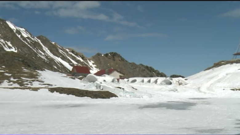 1 Mai ca in plina iarna. La Balea Lac zapada are un metru si jumatate Imagine