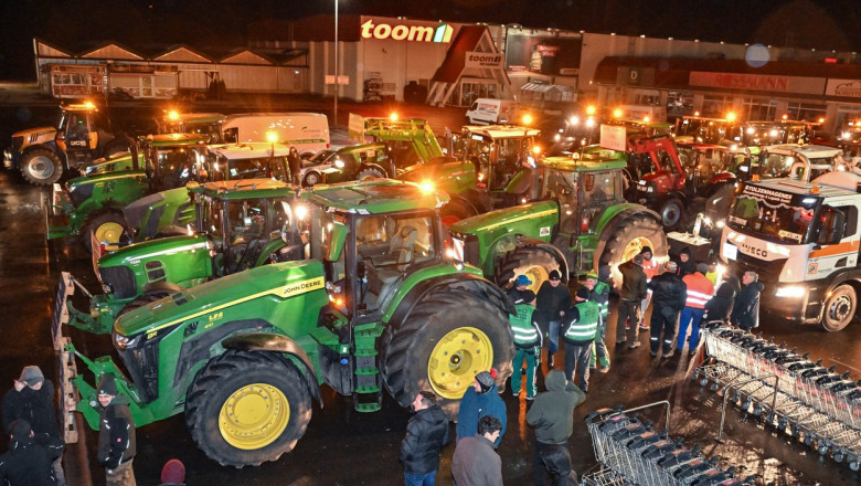 10.000 de fermieri germani vor protesta cu mii de camioane si tractoare la Poarta Brandenburg Imagine
