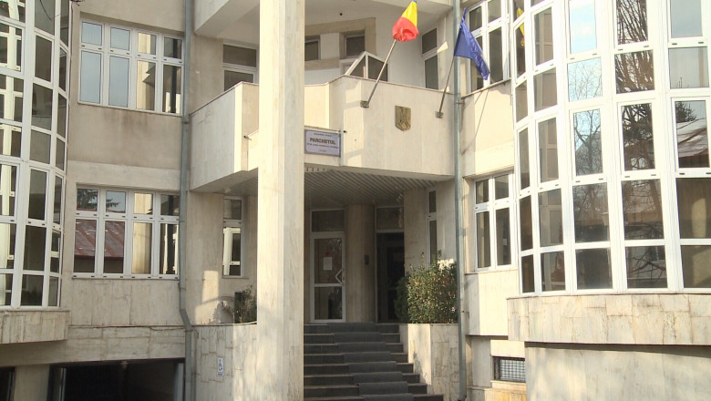 10 angajati ai Uzinei Sadu, condamnati. Ei sunt acuzati ca au furat armament si l-au vandut pe piata neagra Imagine