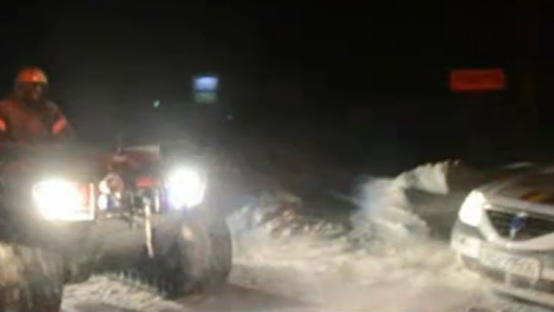 10 persoane inzapezite pe un drum din Suceava au fost salvate de pompieri Imagine