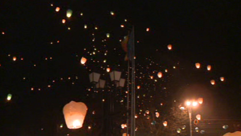 1001 lampioane au impanzit cerul Iasiului in deschiderea Festivalului UNIFEST Imagine