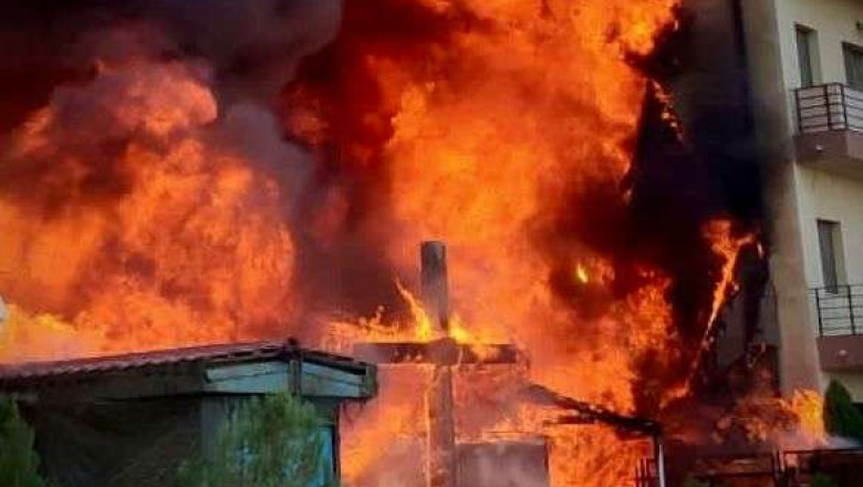 11 apartamente din blocul de langa biserica arsa la Constanta au fost distruse. Locatarii, revoltati: „Am facut nu stiu cate sesizari” Imagine