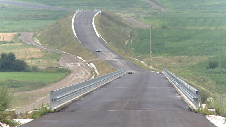 12 kilometri de drum, neterminati in sase ani. Inceputa in 2008, centura Sucevei va fi deschisa partial abia anul viitor  Imagine