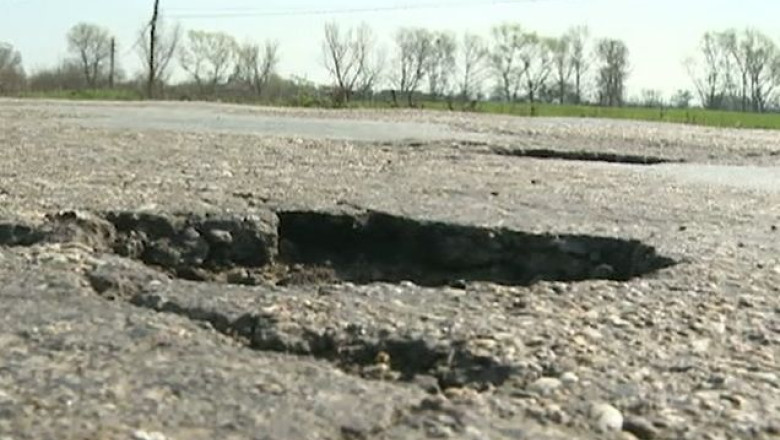 12 kilometri de gropi intre localitatile Sacosu Turcesc si Tormac Imagine