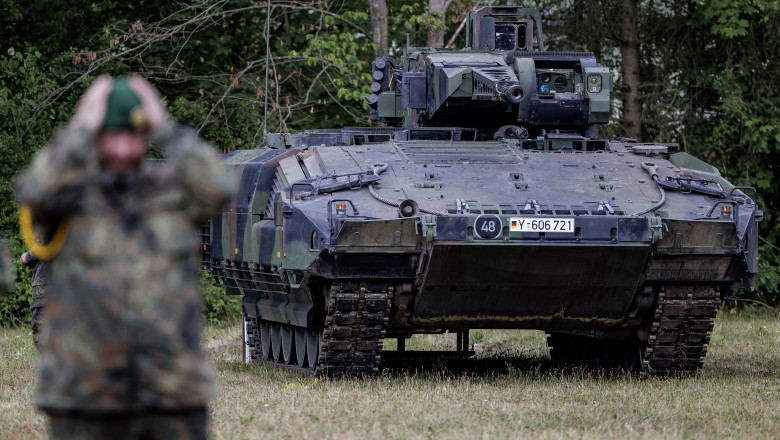 12 militari germani, raniti in coliziunea dintre doua vehicule de lupta Puma Imagine