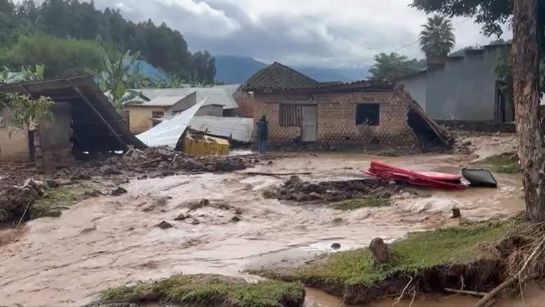 136 de oameni au murit in inundatiile si alunecarile de teren din Rwanda si Uganda, dupa o luna de potop Imagine