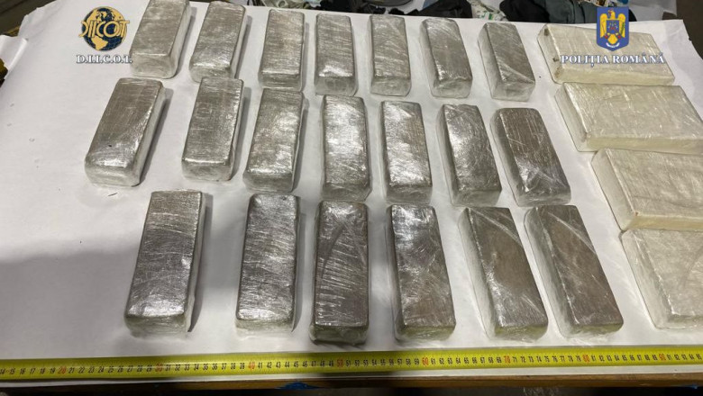 14 kg de heroina si cocaina, introduse in tara in compartimentul secret al unei masini. Unde au ascuns traficantii drogurile Imagine