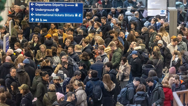 14 trenuri Eurostar au fost anulate dupa ce un tunel feroviar a fost inundat. Mii de pasageri au ramas blocati Imagine