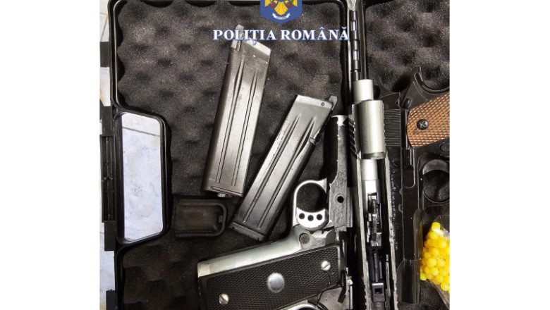 145 de perchezitii intr-un caz de trafic de arme. Politistii cauta pistoale cu aer comprimat cumparate online, imagini de la descinderi Imagine