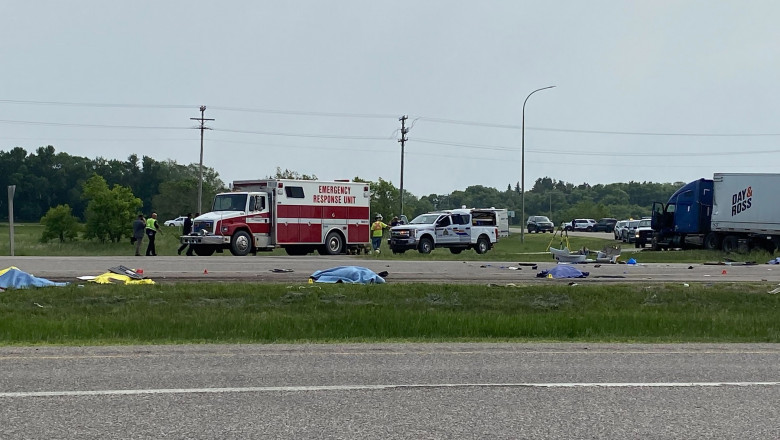 15 morti dupa ce un camion a lovit un autobuz pe autostrada. Imagini de la locul uneia dintre cele mai mari tragedii rutiere din Canada Imagine