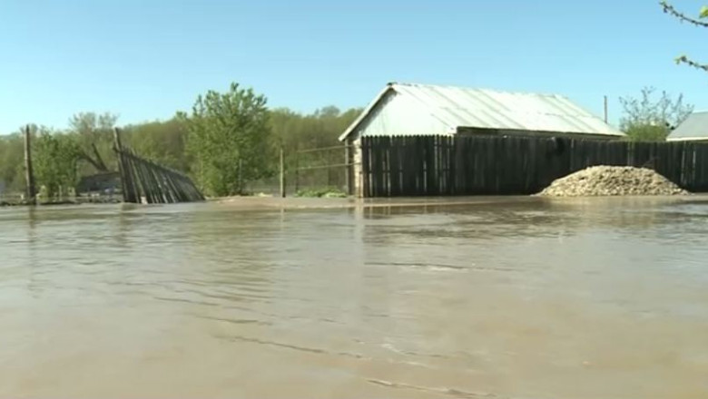 15 persoane evacuate, intr-o localitate din Dolj. Apa a intrat in mai multe case Imagine