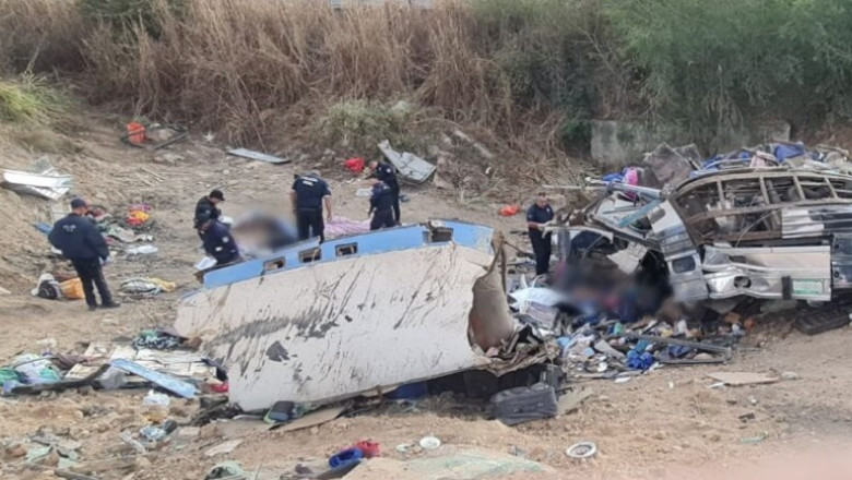 15 turisti au murit in Mexic, dupa ce autocarul in care erau s-a rasturnat si s-a rupt in doua Imagine