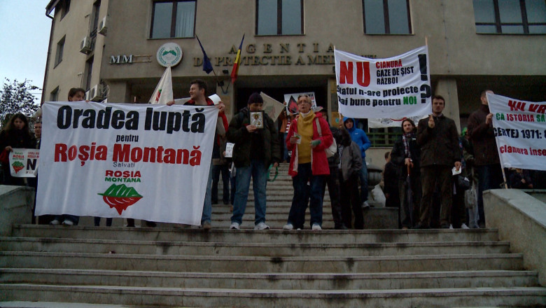 150 de oradeni au iesit in strada impotriva proiectului Rosia Montana. Printre ei, cantareata de muzica populara Florica Bradu Imagine