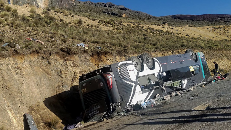 16 morti dupa ce un autobuz a cazut intr-o prapastie adanca de o suta de metri, in Peru Imagine