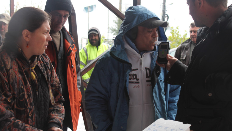 17 angajati ai Primariei Cernavoda au baut si s-au batut la munca Imagine