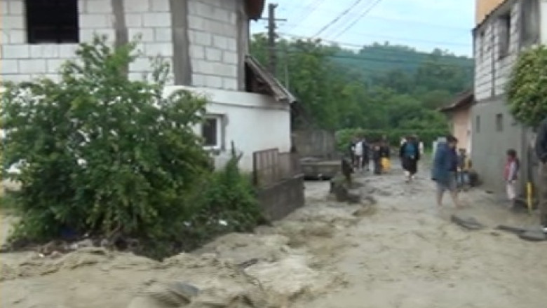 170 de case din Valcea, construite in zone inundabile, risca sa fie luate de ape Imagine