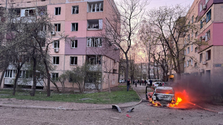 18 morti, dintre care 9 copii, dupa ce o racheta rusa a lovit Krivoi Rog, orasul natal al lui Zelenski. „Rusia nu vrea decat razboi” Imagine