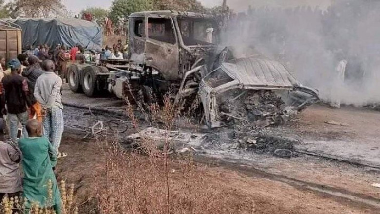 18 oameni au ars de vii dupa ce microbuzul in care se aflau a lovit un camion, in Nigeria Imagine