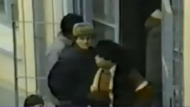1989. Securistii primesc arme si sunt trimisi in lupta oarba cu „teroristii” Imagine