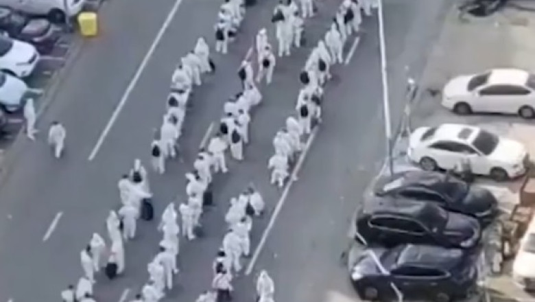 2.000 de turisti au ramas blocati intr-o statiune din China. Pot pleca doar cu o singura conditie Imagine