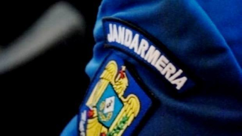 2 ani si 6 luni de inchisoare cu suspendare pentru un fost sef de Jandarmerie, pentru ca a incercat sa-si sarute cu forta o angajata Imagine