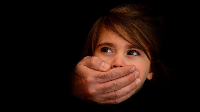 200.000 de apeluri la 119 pentru a sesiza abuzuri, din ianuarie 2022. Intotero spune ca foarte multe agresiuni se petrec in familie Imagine