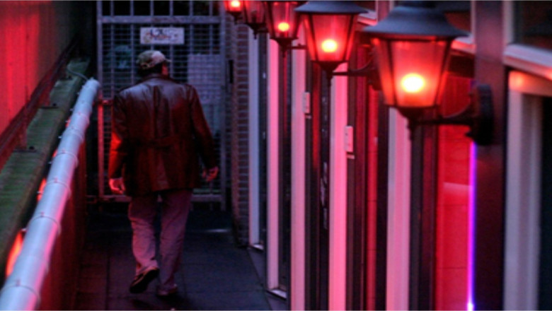 200.000 de euro au castigat doi proxeneti din Bihor de pe urma unor fete exploatate sexual in Italia si Austria Imagine