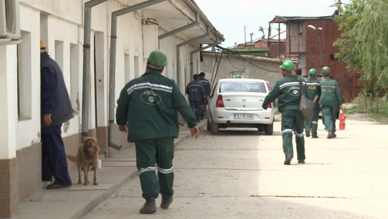 200 de mineri au protestat la Tg. Jiu. Managerul CEO, scos dintre oameni de jandarmi   Imagine