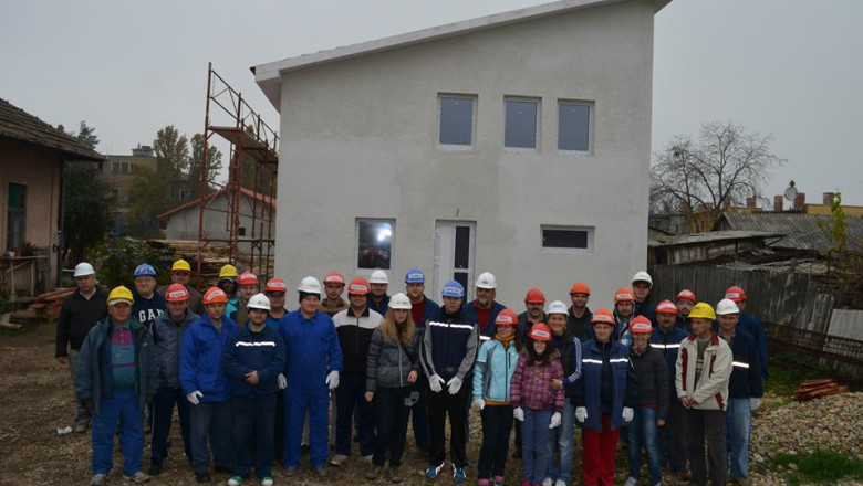 25 de angajati ai Companiei de Apa Oradea, voluntari pe un santier al Habitat pentru Umanitate Imagine