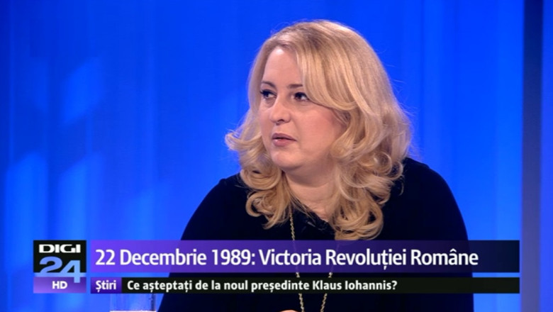 25 de ani de la Revolutia din 1989. Femeia care flutura tricolorul decupat pe acoperisul C.C.: „Eram hotarata ori sa scap eu de Ceausescu, ori sa scape el de mine” Imagine