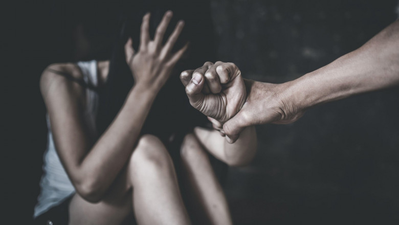 3 barbati din Arges au fost filmati cand faceau sex cu o femeie intr-un bar, in vazul tuturor. Acum sunt retinuti pentru viol Imagine