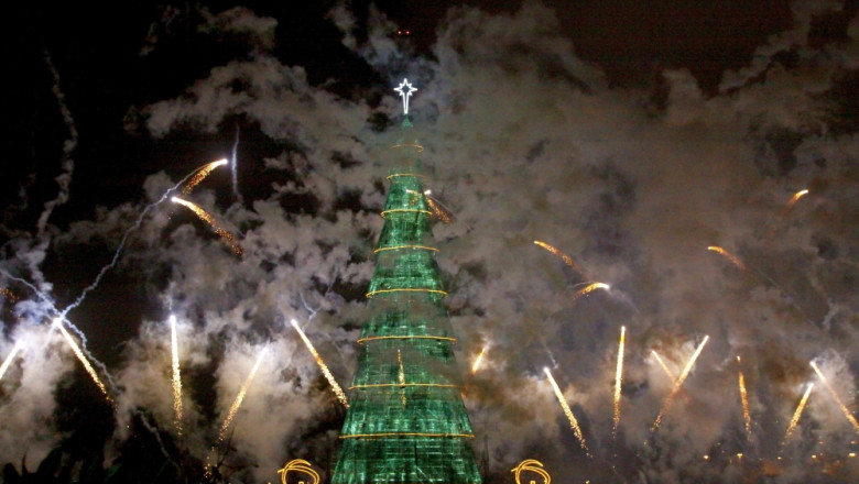 3 milioane de beculete si 100 de metri inaltime: Rio de Janeiro intra in Cartea Recordurilor cu cel mai mare brad din lume Imagine