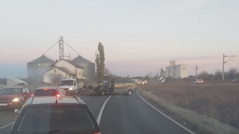 3 morti si 8 raniti intr-un accident in Galati. O masina s-a rupt in doua dupa ce s-a izbit cu un microbuz Imagine