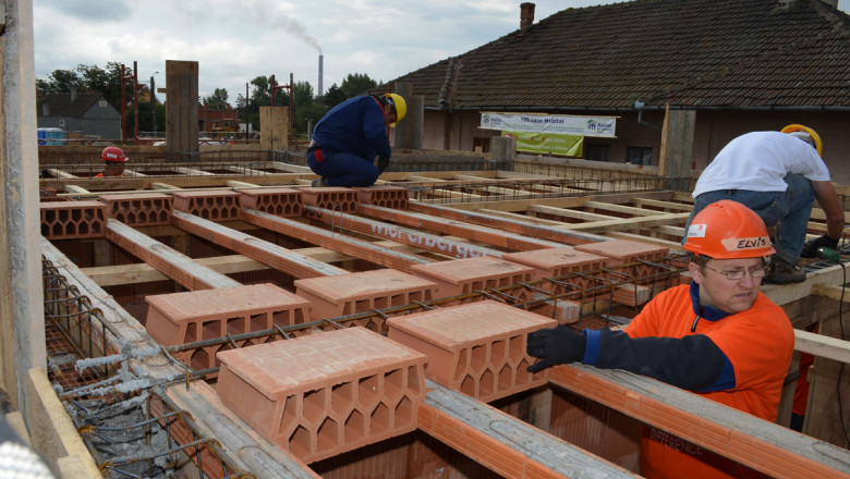 30 de familii din Oradea vor beneficia de locuinte construite chiar de ele, cu ajutorul voluntarilor Imagine