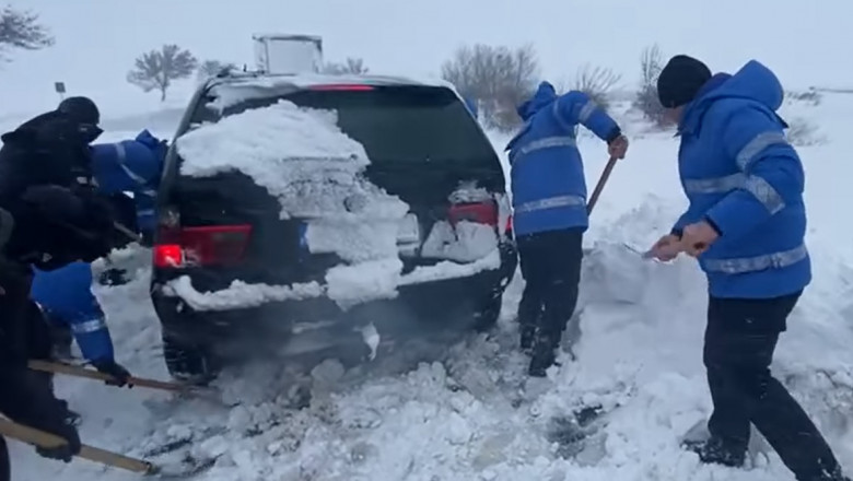 30 de masini in care se aflau 80 de persoane au fost deblocate din zapada de jandarmi, in zona statiunii Semenic Imagine