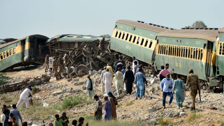 30 de morti si 100 de raniti in tragedia din Pakistan. Trenul deraiat circula cu viteza legala, anchetatorii au doua suspiciuni Imagine