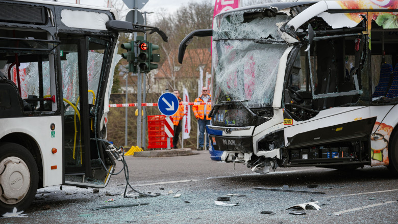 30 de persoane au fost ranite dupa ce doua autobuze s-au ciocnit frontal in Germania Imagine