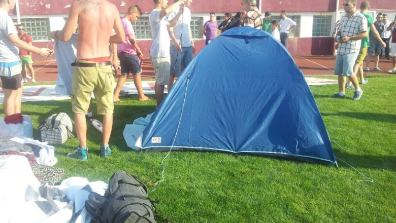 30 de rapidisti au intrat in greva foamei pe stadionul Giulesti. Suporterii au instalat un cort pe teren Imagine