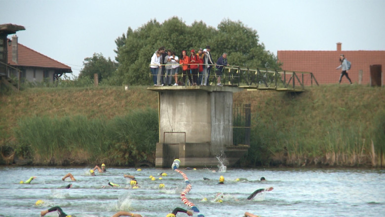 300 de atleti au inotat, au alergat si au pedalat pentru titlul de "om de fier" Imagine