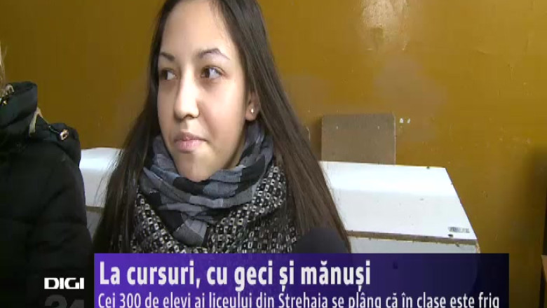 300 de elevi ai liceului din Strehaia se plang ca in clase este frig. Stau la cursuri cu geci si manusi. Imagine