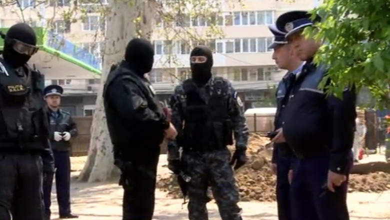 300 de politisti scosi din birouri, in strada Imagine