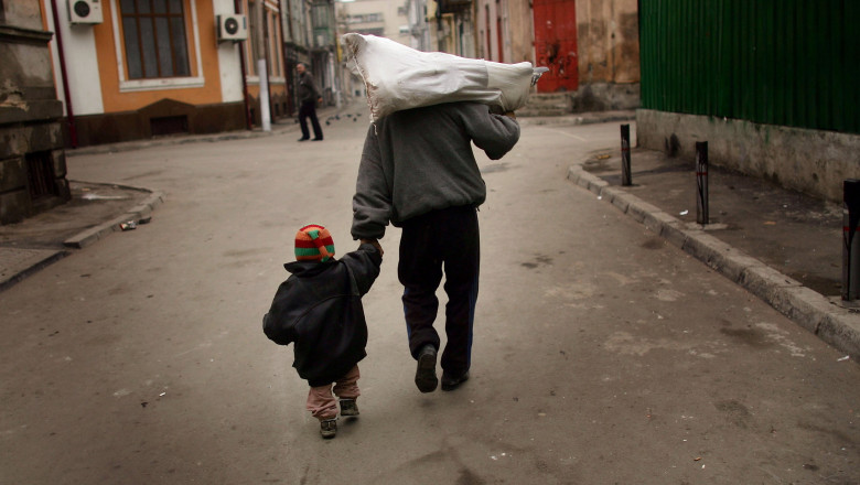 4 milioane de romani traiau anul trecut in saracie (INS) Imagine