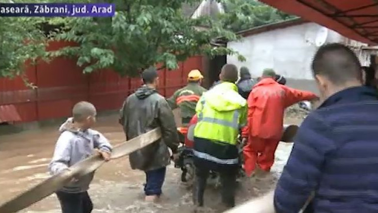 40 de case inundate in urma unei furtuni, la Zabrani, judetul Arad Imagine