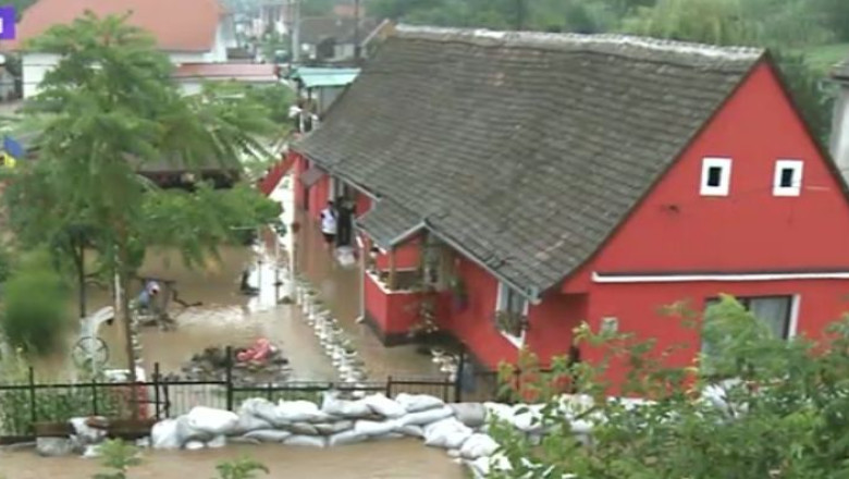 40 de gospodarii dintr-o comuna aradeana, inundate in urma unei furtuni Imagine