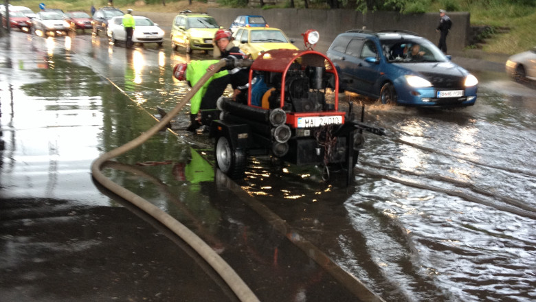 40 de pompieri au intervenit pe strazile inundate din Oradea si din imprejurimi Imagine