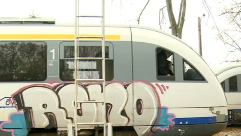 40 de trenuri „Sageata Albastra” ruginesc in depouri Imagine