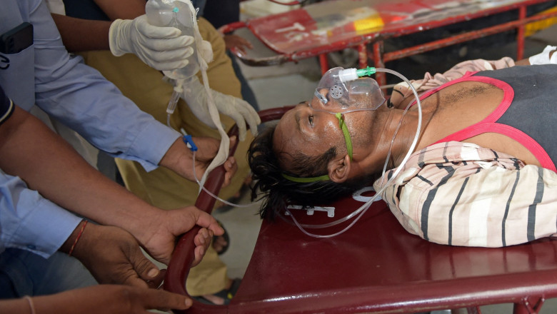 42 de persoane au murit in India dupa ce au baut alcool de contrabanda vandut de un traficant local. 97 de oameni, internati la spital Imagine